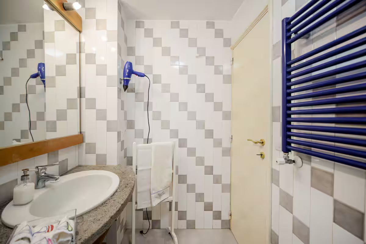 Il bagno, con termoarredo e asciugamani