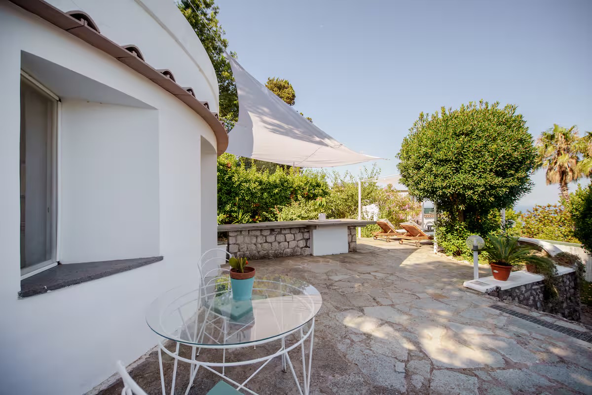 La terrazza in pietra e la vela d'ombra