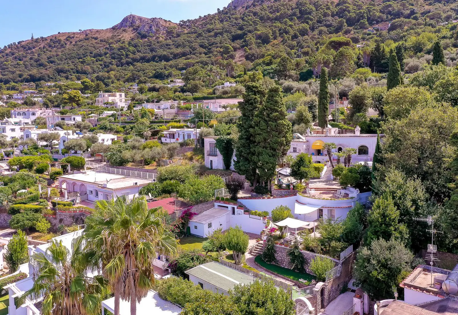 Veduta dall'alto della casa e del giardino tra le colline di Anacapri